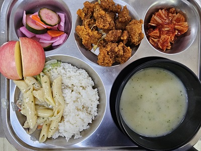 4.24:쌀밥,브로콜리크림스프,닭강정,펜네크림파스타,수제피클,배추김치,사과