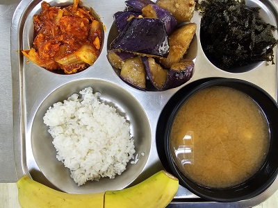 5.15:쌀밥,팽이된장국,닭살김치볶음,가지볶음,조미김가루,바나나