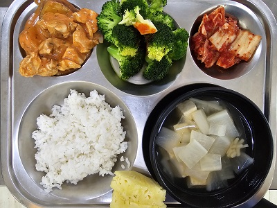 5.20:쌀밥,오징어무국,로제치킨,브로콜리&초장,배추김치,파인애플