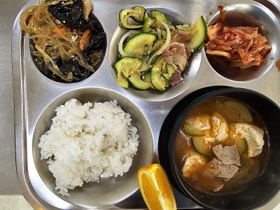 5.22:쌀밥,돈육순두부찌개,잡채,베이컨호박볶음,배추김치,오렌지