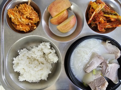 6.5:돼지국밥&소면사리,오징어초무침,배추겉절이,사과