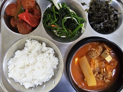 6.6:쌀밥,돈육김치찌개,미트볼조림,시금치무침,조미김가루