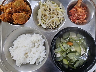 6.9:쌀밥,새우젓호박국,치즈닭갈비,숙주무침,배추김치
