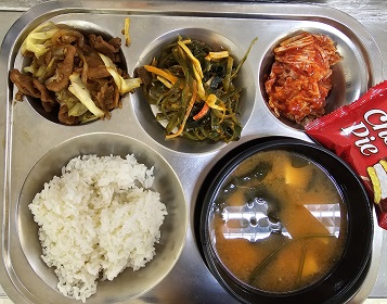 6.12:쌀밥,시금치된장국,돈육양배추볶음,매콤미역줄기볶음,배추김치,초코파이