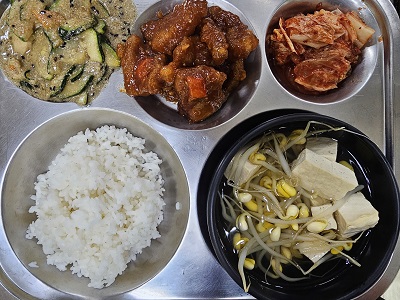 6.20:쌀밥,맑은콩나물,돈육강정,느타리호박볶음,배추김치