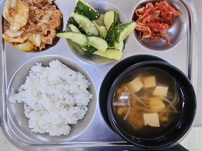 7.4:쌀밥,콩나물국,돈육폭찹,오이참깨샐러드,배추김치