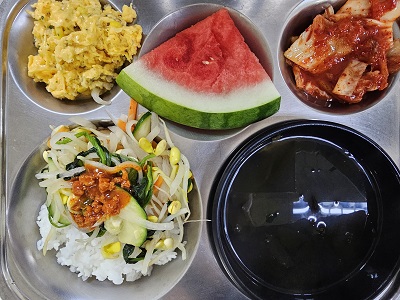 7.9:비빔밥&소스, 미역국,스크램블에그,배추김치,수박