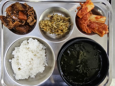 8.28:쌀밥,미역국,돈육고구마조림,멸치볶음,김치볶음