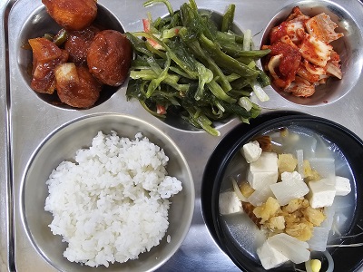9.5:쌀밥,북어콩나물국,미트볼조림,맛살미역줄기볶음,배추김치,마일로
