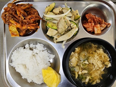 9.22:쌀밥,대파계란국,쭈꾸미목살볶음,새송이호박볶음,배추김치,파인애플