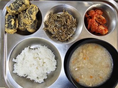 9.23:쌀밥, 닭죽,김말이튀김,멸치볶음,배추김치
