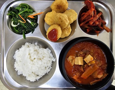 9.30:쌀밥,돈육김치찌개, 치킨너겟&케찹,시금치무침,무말랭이무침