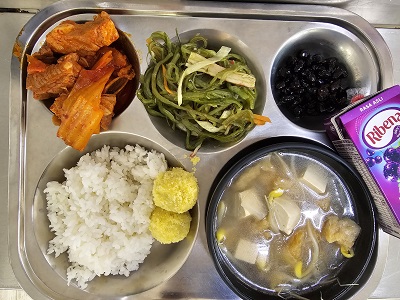 10.2:쌀밥,북어콩나물국,돼지갈비김치찜,맛살미역줄기볶음,콩자반,떡,주스