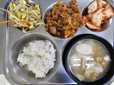 10.7:쌀밥,떡국,제육볶음,콩나물무침,배추겉절이