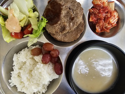 10.8:쌀밥,양송이크림스프,소고기패티&소스,양상추샐러드&소스,배추김치,포도
