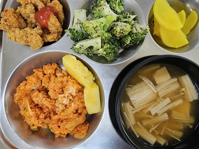 10.10:김치치즈볶음밥,팽이된장국,팝콘치킨&케찹,단무지,브로콜리무침,파인애플