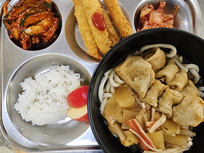 10.15:쌀밥,꼬치어묵우동,새우튀김&케찹,골뱅이오이무침,배추김치,사과