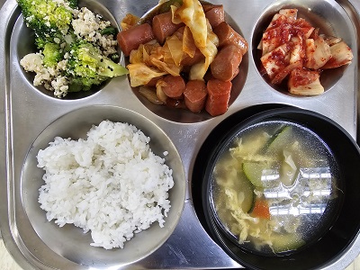 11.4:쌀밥,만두국,소세지야채볶음,두부브로콜리무침,배추김치