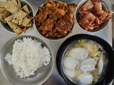 11.10:쌀밥,떡국,돈육양배추볶음,어묵볶음,배추김치