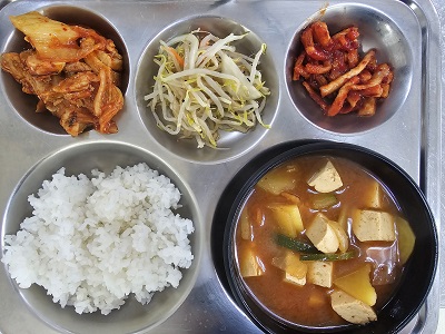11.11:쌀밥,해물된장찌개,닭살김치볶음,숙주무침,무말랭이무침,빼빼로