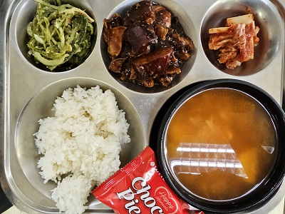 11.17:쌀밥,순두부국,닭살고구마조림,맛살미역줄기볶음,배추김치,초코파이