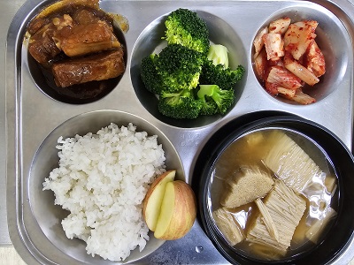 11.21:쌀밥,팽이된장국,간장돼지갈비조림,브로콜리&초장,배추김치,사과