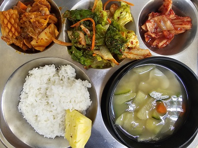 11.24:쌀밥,감자수제비국,오징어목살볶음,상추무침,배추김치,파인애플