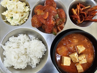 12.27:쌀밥,돈육김치찌개,미트볼조림,코울슬로,무말랭이무침