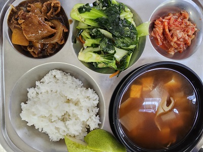 11.28:쌀밥,버섯찌개,돈육감자조림,마늘청경채볶음,배추김치,배