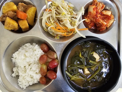 12.1:쌀밥,시금치된장국,닭고구마조림,숙주무침,배추김치,포도