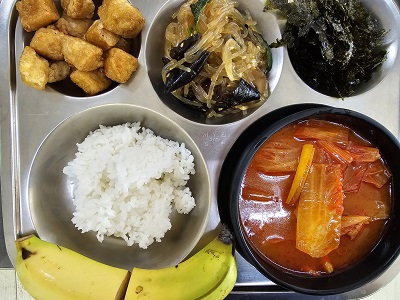 12.5:쌀밥,돈육김치찌개,두부강정,잡채,조미김가루,바나나