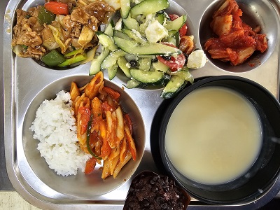 12.24:쌀밥,펜네파스타,크림스프,돈육폭찹,그릭샐러드,배추김치,머핀