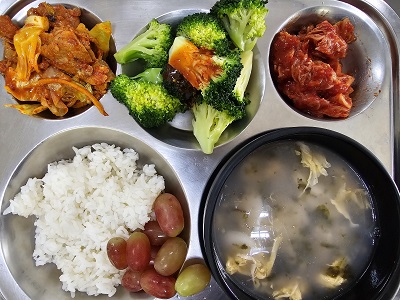 1.2:쌀밥,떡국,돈육양배추볶음,브로콜리&초장,배추김치,포도