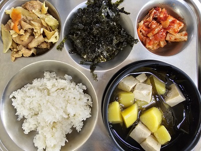 3.10:쌀밥,다시마감자국,닭살양배추볶음,조미김가루,배추김치