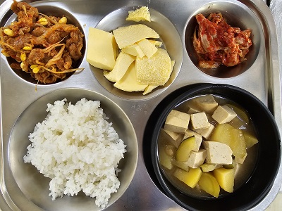 3.17:쌀밥,호박감자된장국,돈육콩나물볶음,계란찜,배추김치