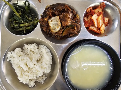 3.23:쌀밥,두부계란국,돈육짜장볶음,캉콩볶음,배추김치,방울토마토