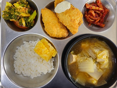 3.27:쌀밥,배추된장국,생선까스&소스,브로콜리무침,무말랭이무침,파인애플