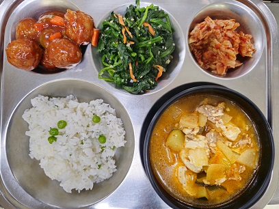 4.7:완두콩밥,돈육순두부찌개,미트볼조림,시금치무침,배추김치