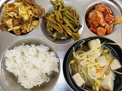 4.9:쌀밥,콩나물국,간장돈육양배추볶음,롱빈볶음,배추김치