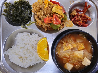 4.13:쌀밥,두부김치국,돈육폭찹,조미김가루,무말랭이무침,오렌지