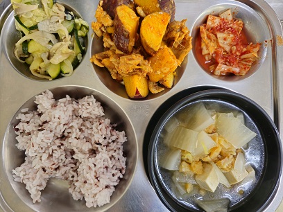 4.14:흑미밥,북어무국,치즈닭갈비,느타리호박볶음,배추김치