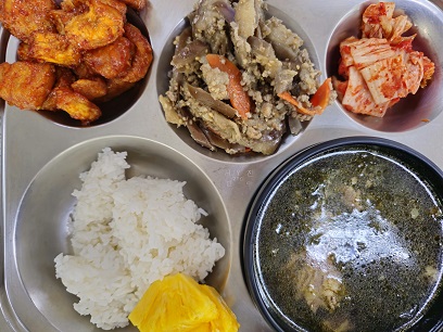 4.20:쌀밥,소고기미역국,두부강정,돈민찌가지볶음,배추김치,파인애플