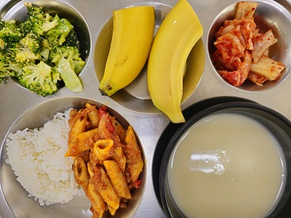 4.24:쌀밥,크림스프,토마토펜네파스타,브로콜리샐러드,배추김치,바나나