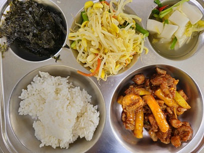 4.28:쌀밥,백김치,지코바치킨,콩나물무침,조미김가루