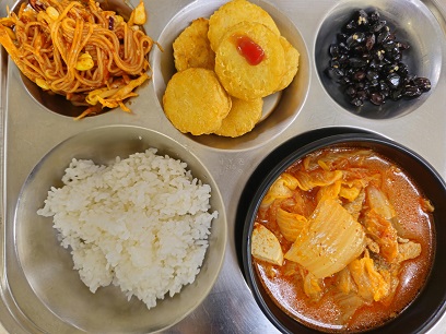 4.30:쌀밥,돈육김치찌개,치킨너겟&케찹,비빔소면,콩자반
