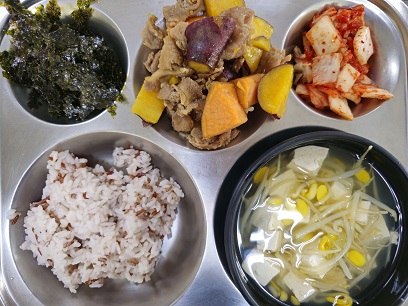 5.12:브라운쌀밥,콩나물국,돈육고구마조림,조미김가루,배추김치
