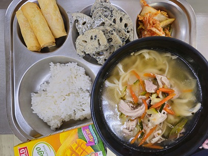5.20:쌀밥,닭칼국수,스프링롤,흑임자연근샐러드,배추겉절이,주스