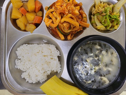 6.12:쌀밥,떡국,오징어야채볶음,감자조림,배추된장무침,바나나