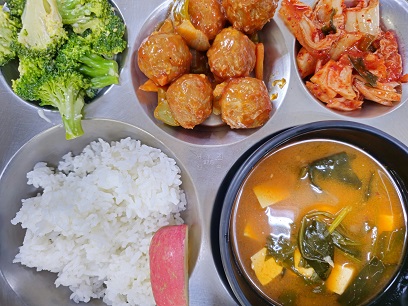 6.22:쌀밥,시금치고추장국,미트볼조림,브로콜리무침,배추김치,사과