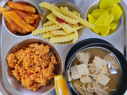 7.1:김치볶음밥,팽이된장국,떡볶이,감자튀김&케찹,단무지,오렌지